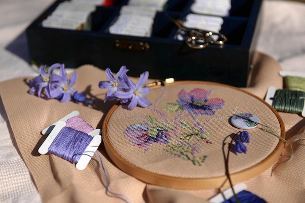 Delikatny haft z motywem roślinnym